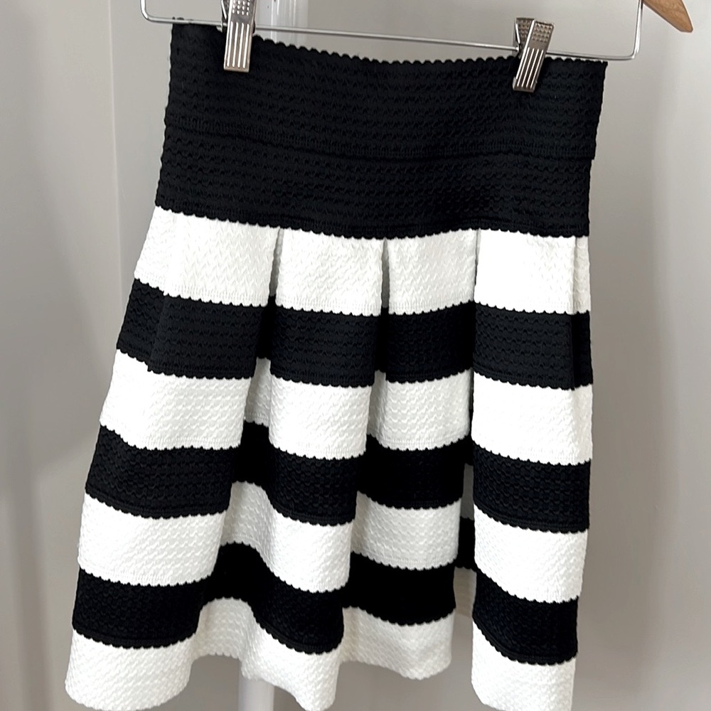 Girls from Savoy black & off white scallop skirt, size small